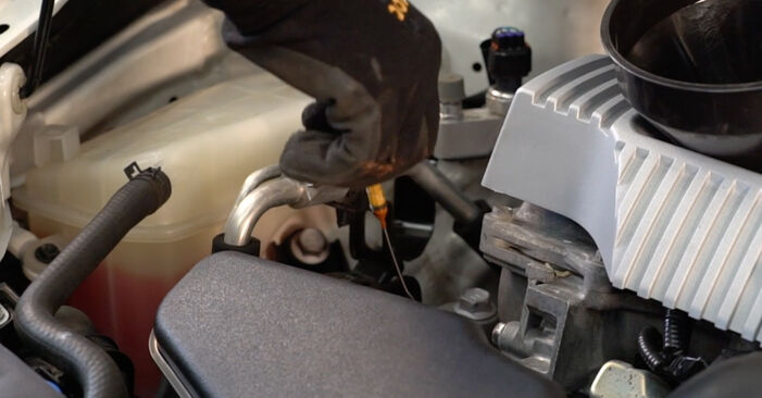 Ersetzen Sie Ölfilter am Toyota Sienna ASL3 2020 3.5 4WD (GSL35_) selbst