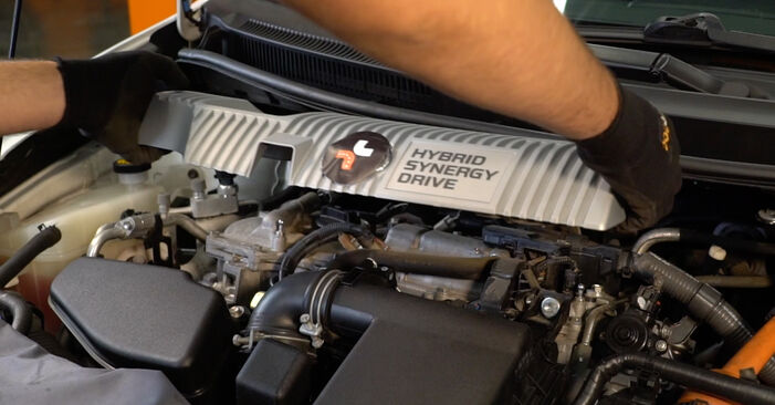 Come cambiare Candele di accensione iridium e platinum su Toyota Auris e18 1.8 Hybrid (ZWE186_) 2012 - manuali PDF e video gratuiti