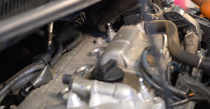 Wie schmierig ist es, selber zu reparieren: Zündkerzen beim Toyota Auris Kombi 1.3 (NRE180_) 2013 wechseln – Downloaden Sie sich Bildanleitungen