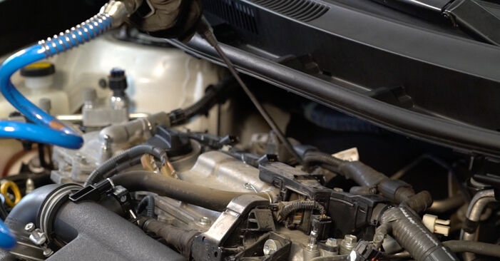 Sustitución de Bujía de Encendido en un Toyota Avensis T27 Familiar 2.0 D-4D (ADT270_) 2011: manuales de taller gratuitos