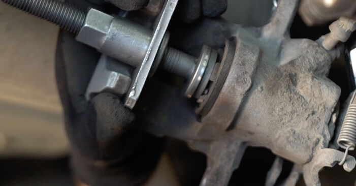 Trinn-for-trinn anbefalinger for hvordan du kan bytte Toyota IQ AJ1 2013 1.0 (KGJ10_) Bremseklosser selv