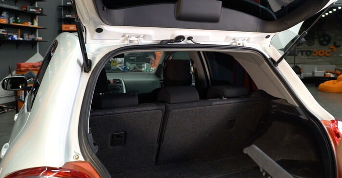 Как се сменя Амортисьор на Toyota Auris e18 2012 - безплатни PDF и видео уроци