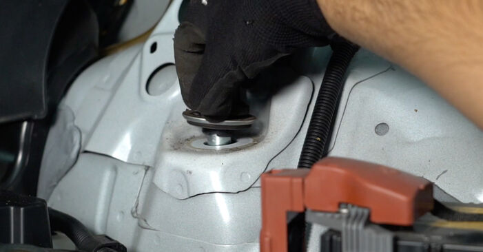 Wie kompliziert ist es, selbst zu reparieren: Stoßdämpfer am Toyota Auris Kombi 1.3 (NRE180_) 2013 ersetzen – Laden Sie sich illustrierte Wegleitungen herunter