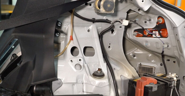 Reemplace Amortiguadores en un Toyota Corolla NRE180 2016 1.6 (ZRE181_) usted mismo