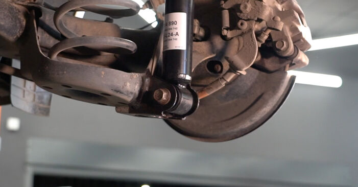 Hinweise des Automechanikers zum Wechseln von TOYOTA Corolla Limousine (_E18_, ZRE1_) 1.3 (NRE180_) 2013 Stoßdämpfer
