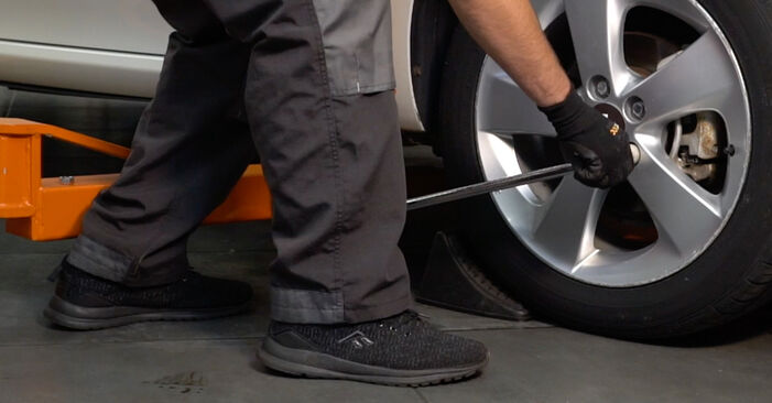 Cum să mentenanța Brat Suspensie TOYOTA AURIS (NZE18_, ZRE18_) 1.8 Hybrid (ZWE186_) 2013 – manualele pas cu pas și ghidurile video