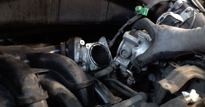 Wie kompliziert ist es, selbst zu reparieren: Zündkerzen am Lexus IS SportCross 200 (GXE10_) 2002 ersetzen – Laden Sie sich illustrierte Wegleitungen herunter