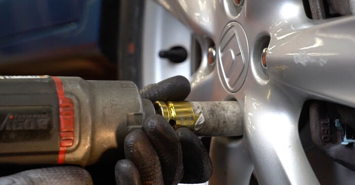 Changing Brake Pads on HONDA CITY Saloon (GM) 1.5 Flex 2011 by yourself