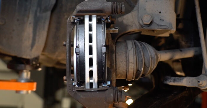 Trinn-for-trinn anbefalinger for hvordan du kan bytte Honda Jazz 4 2014 1.5 Hybrid 4WD (GP6) Bremseklosser selv