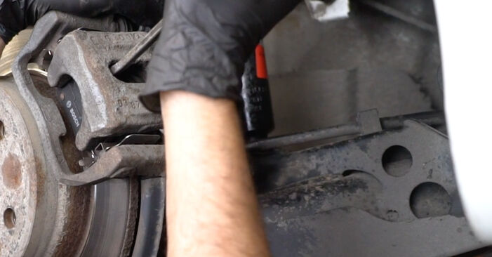 Wie schmierig ist es, selber zu reparieren: Bremsbeläge beim Mercedes W414 1.7 CDI (414.700) 2004 wechseln – Downloaden Sie sich Bildanleitungen