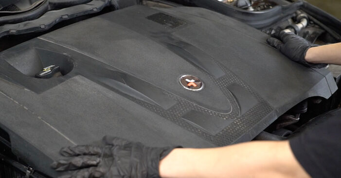 Come cambiare Filtro Aria su MERCEDES-BENZ Classe C Sedan (W204) 2011 - suggerimenti e consigli