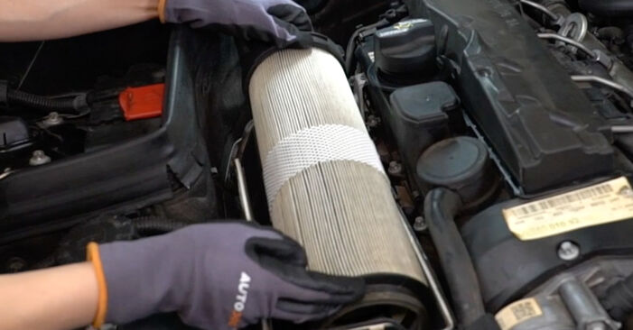 How to replace Air Filter on MERCEDES-BENZ C-Class Saloon (W204) 2012: download PDF manuals and video instructions