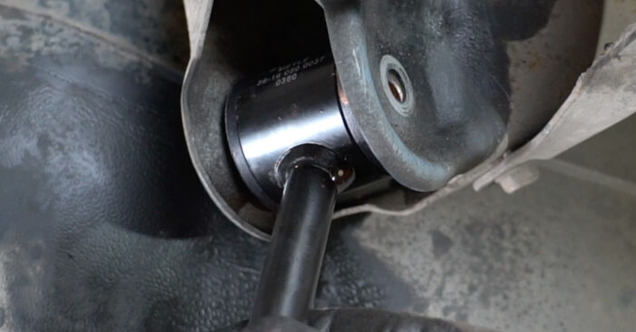NISSAN PRIMERA 1.8 Control Arm replacement: online guides and video tutorials