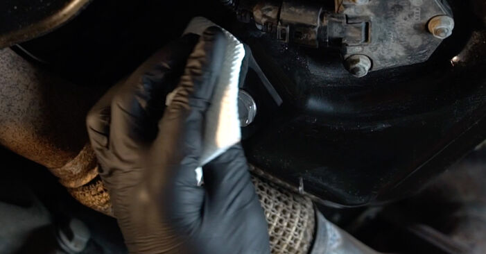 Schrittweise Anleitung zum eigenhändigen Ersatz von Audi A1 8x 2014 1.4 TDI Ölfilter