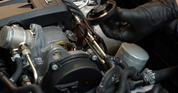 Wie man Ölfilter beim Audi A1 8x 2010 wechselt - Gratis PDF- und Video-Tutorials