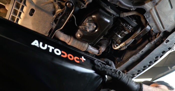 Slik bytter du AUDI A1 Hatchback (8X1, 8XK) 1.6 TDI 2011 Oljefilter selv – trinn-for-trinn veiledninger og videoer