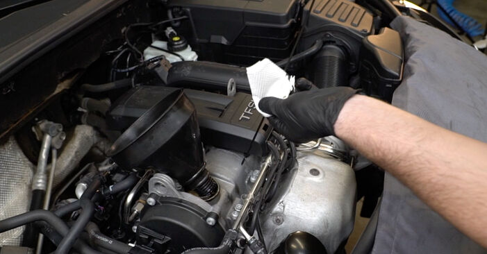 Sustitución de Filtro de Aceite en un Audi A1 Sportback 8x 1.2 TFSI 2013: manuales de taller gratuitos