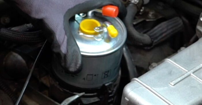 Pakāpeniski ieteikumi patstāvīgai Mercedes W204 2012 C 180 1.8 Kompressor (204.046) Degvielas filtrs nomaiņai