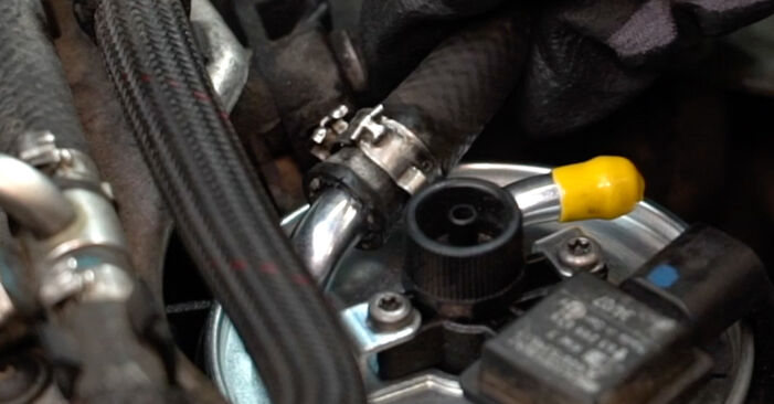Sustitución de Filtro de Combustible en un Mercedes W204 C 200 CDI (204.007, 204.006) 2009: manuales de taller gratuitos