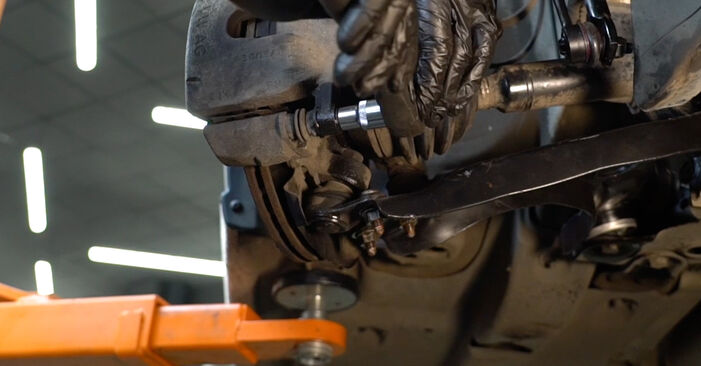 Wie kompliziert ist es, selbst zu reparieren: Bremsbeläge am VW SPACEFOX / SPACE CROSS (5Z6, 5Z7) 1.6 2012 ersetzen – Laden Sie sich illustrierte Wegleitungen herunter