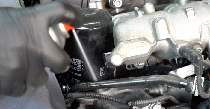 Wie schmierig ist es, selber zu reparieren: Ölfilter beim Audi A5 B8 Cabrio 1.8 TFSI 2015 wechseln – Downloaden Sie sich Bildanleitungen