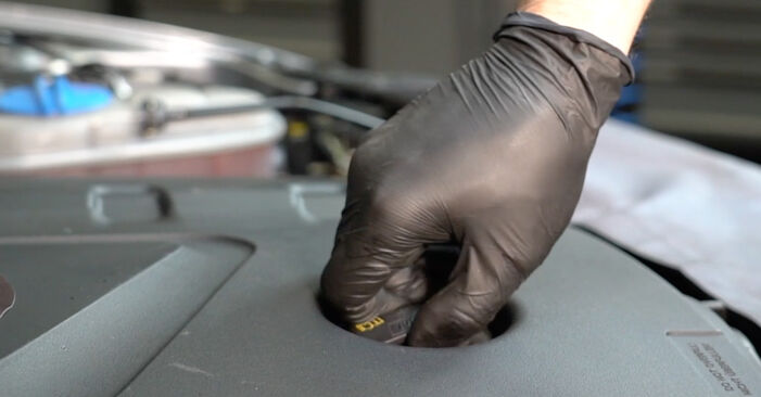 Wie kompliziert ist es, selbst zu reparieren: Ölfilter am Audi A5 B8 Cabrio 1.8 TFSI 2015 ersetzen – Laden Sie sich illustrierte Wegleitungen herunter