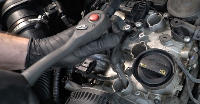 Come sostituire Candele di accensione su AUDI TT Coupe (8J3) 2.5 RS quattro 2011: scarica manuali PDF e istruzioni video