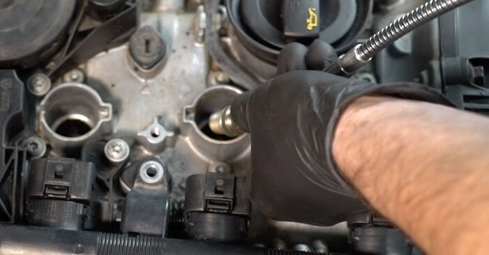 Audi A4 B8 Avant 1.8 TFSI 2013 Zündkerzen wechseln: wie schwer ist es, selbst zu reparieren - Downloaden Sie sich illustrierte Anleitungen