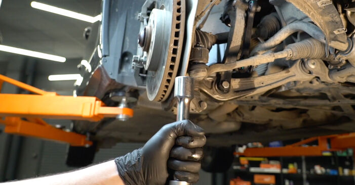 Trinn-for-trinn anbefalinger for hvordan du kan bytte Audi A5 B8 Cabrio 2013 2.0 TDI Stabilisatorstag selv