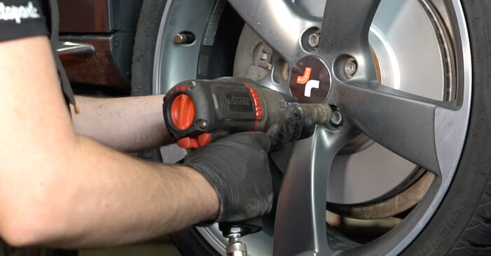 Wie man Bremsbeläge beim AUDI A5 Cabrio (8F7) 2014 austauscht – Downloaden Sie sich PDF-Anleitungen und Video-Tutorials