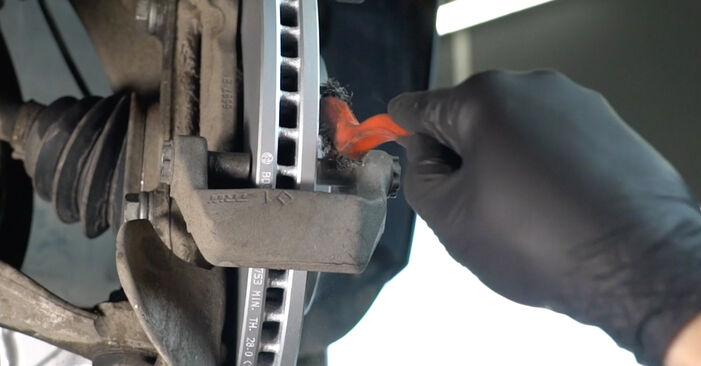 Replacing Brake Pads on Audi Q5 8RB 2008 2.0 TDI quattro by yourself
