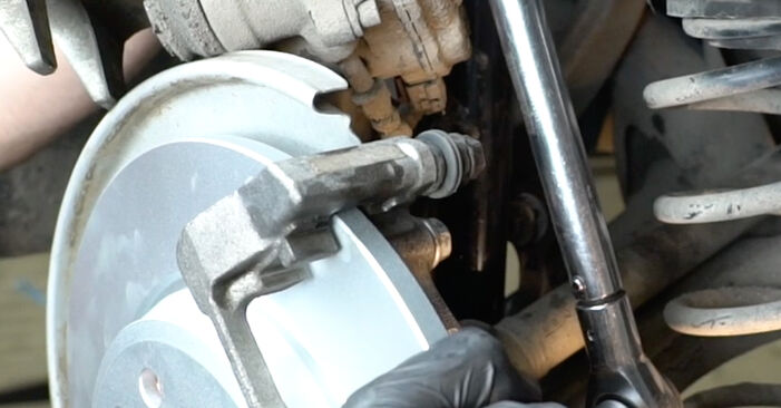 Wie schmierig ist es, selber zu reparieren: Bremsscheiben beim Audi A4 B8 Allroad 2.0 TDI quattro 2015 wechseln – Downloaden Sie sich Bildanleitungen