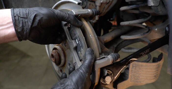 Hvor lang tid tager en udskiftning: Bremseskiver på AUDI A4 - informativ PDF-manual