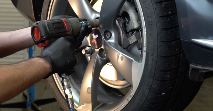 Wie schmierig ist es, selber zu reparieren: Bremsbeläge beim Audi A4 B8 Allroad 2.0 TDI quattro 2015 wechseln – Downloaden Sie sich Bildanleitungen