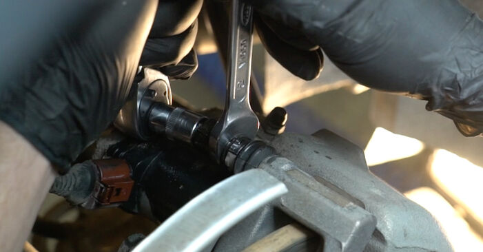 Wie schmierig ist es, selber zu reparieren: Bremsbeläge beim Audi A4 B8 Avant 1.8 TFSI 2013 wechseln – Downloaden Sie sich Bildanleitungen