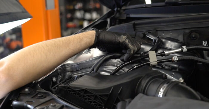 Wie schmierig ist es, selber zu reparieren: Stoßdämpfer beim Audi A5 B8 Cabrio 1.8 TFSI 2015 wechseln – Downloaden Sie sich Bildanleitungen