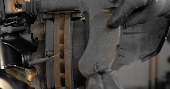 Wie lange benötigt das Auswechseln der Teile: Verschleißanzeige Bremsbeläge beim Mercedes GLE W166 2015 - Detailliertes PDF-Tutorial