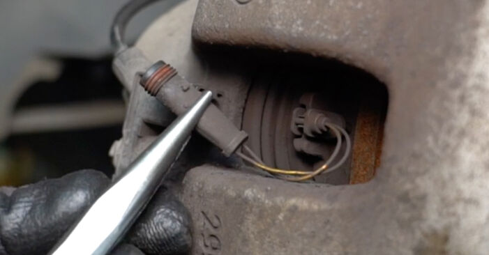 Schimbați Indicator de uzura placute frana la MERCEDES-BENZ Clasa G SUV Cabrio (W463) 300 GD (463.307) 1992 de unul singur