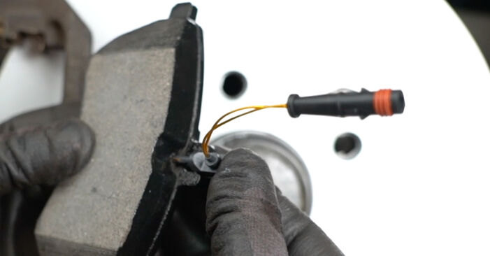 Wie man Verschleißanzeige Bremsbeläge am MERCEDES-BENZ CLS Shooting Brake (X218) 2012 ersetzt - Hinweise und Ratschläge