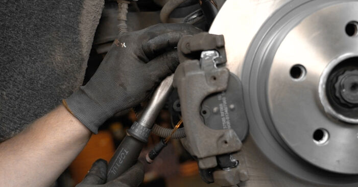 Wie kompliziert ist es, selbst zu reparieren: Verschleißanzeige Bremsbeläge am Mercedes S213 E 300 de (213.216) 2022 ersetzen – Laden Sie sich illustrierte Wegleitungen herunter
