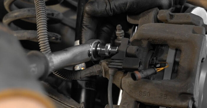 Austauschen Anleitung Verschleißanzeige Bremsbeläge am Mercedes GLS X166 2015 350 d 4-matic (166.824) (OM 642.826) selbst