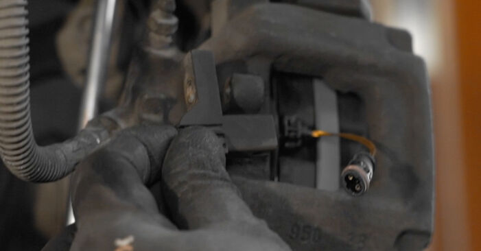 Wie lange benötigt das Auswechseln der Teile: Verschleißanzeige Bremsbeläge beim Mercedes X166 2012 - Detailliertes PDF-Tutorial