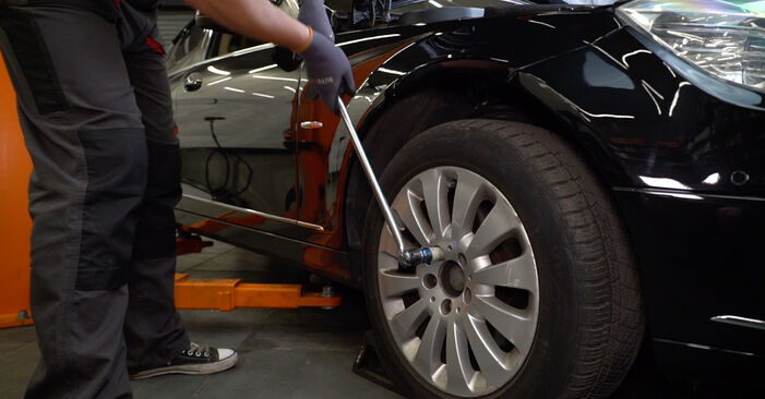 Cómo cambiar Sensor de Desgaste de Pastillas de Frenos en un Mercedes W205 2013 - Manuales en PDF y en video gratuitos