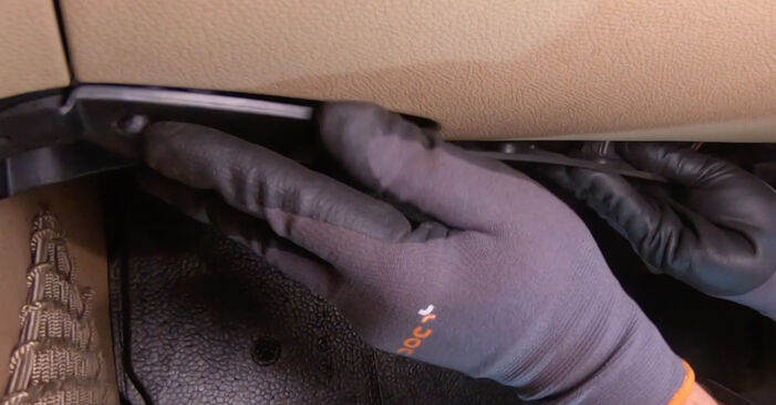 Wechseln Sie Innenraumfilter beim Mercedes A207 2013 E 350 CDI 3.0 (207.422) selber aus