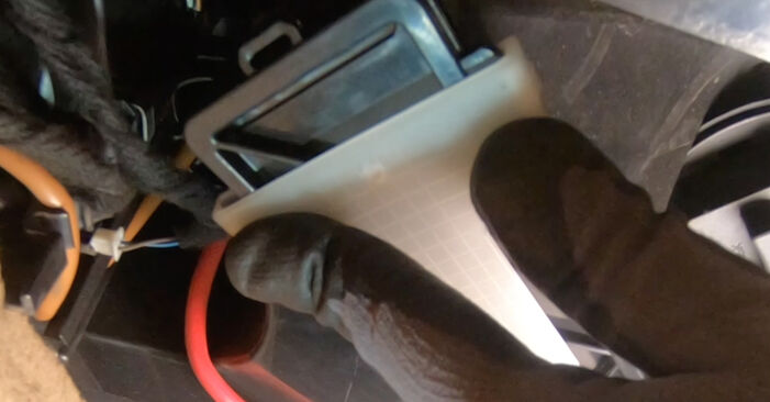 MERCEDES-BENZ SLS AMG Oro filtras, keleivio vieta keitimas: internetiniai gidai ir vaizdo pamokos