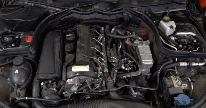 Pakāpeniski ieteikumi patstāvīgai Mercedes Sprinter 909 2014 411 CDI 2.2 (909.843) Eļļas filtrs nomaiņai