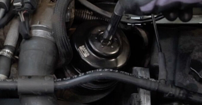 Wie schmierig ist es, selber zu reparieren: Ölfilter beim MERCEDES-BENZ E-Klasse Pritsche / Fahrgestell (VF211) E 270 CDI (211.616) 2009 wechseln – Downloaden Sie sich Bildanleitungen