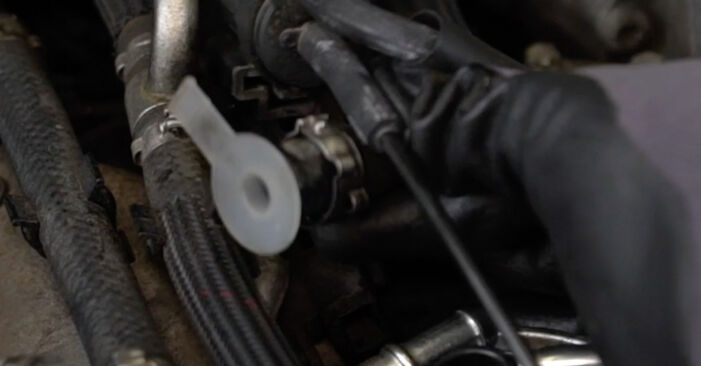 Wie problematisch ist es, selber zu reparieren: Kraftstofffilter beim Mercedes W461 G 280 CDI (461.304, 461.334, 461.339, 461.344, 461.390) 1995 auswechseln – Downloaden Sie sich bebilderte Tutorials
