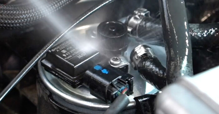 Wie schmierig ist es, selber zu reparieren: Kraftstofffilter beim Mercedes Sprinter 909 411 CDI 2.2 (909.843) 2019 wechseln – Downloaden Sie sich Bildanleitungen