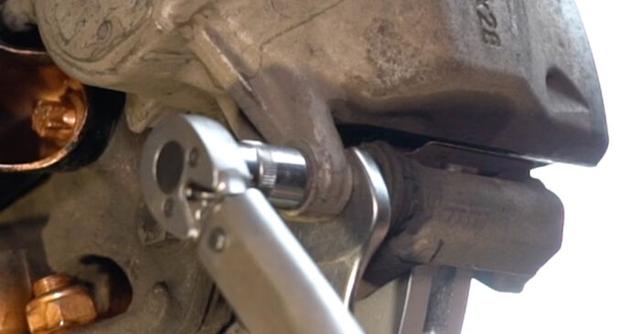 Mercedes C204 C 250 CDI 2.2 (204.303) 2013 Bremsscheiben wechseln: Kostenfreie Reparaturwegleitungen
